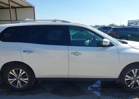 2019 Nissan Pathfinder Sv z USA, uszkodzony, nr VIN 5N1DR2MNXKC582825